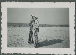 Zwei damen am Strand