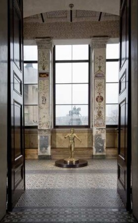 Raumaufnahme des 2009 eröffneten Neuen Museums: Blick in Raum 2.01 (Bacchussaal) mit dem Knaben von Xanten aus der Antikensammlung (Inv.Nr. SK 4)