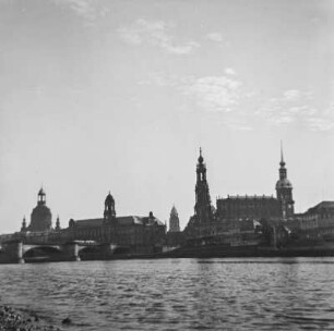 Dresden. Blick vom Neustädter Elbufer zur Altstadt