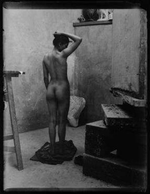 Ohne Titel (Aktstudie, Standpose, Rückenansicht)