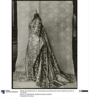 Damenkleid des 18. Jahrhunderts, Ausstellung 200 Jahre Kleiderkunst