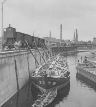 Verladen von losen Kalirohsalzen in Schiffe : Technikgeschichte | Technologie | Salzgewinnung | Sol-Salz | Königliche Saline Schönebeck/Elbe und Gradierwerk Elmen