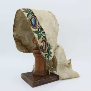 Weiße Trachtenhaube in mit Perlenstickerei in Blau-, Grün-, Schwarz- und Rottönen mit Dekorativem Band in Creme