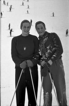 Muggenbrunn: Helga Axt und Schwester auf Skiern