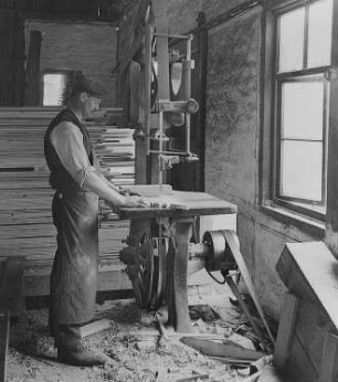 Arbeiten an der Bandsäge : Technikgeschichte | Technologie | Holzgewinnung und Bearbeitung