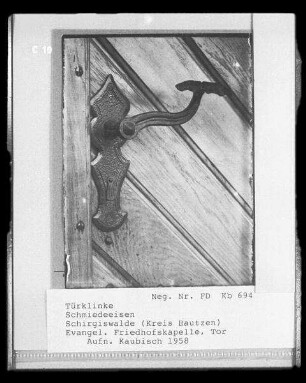Schirgiswalde-Kirschau. Evangelische Friedhofskapelle (um 1920). Portal. Detail: Klinke