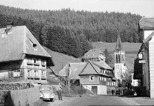 Dorfstraße mit Kirche in Hammereisenbach