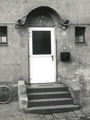 Dresden-Pieschen, Altpieschen 7 c. Wohnhaus (Obdachlosenasyl; 1912; H. Erlwein). Haustür