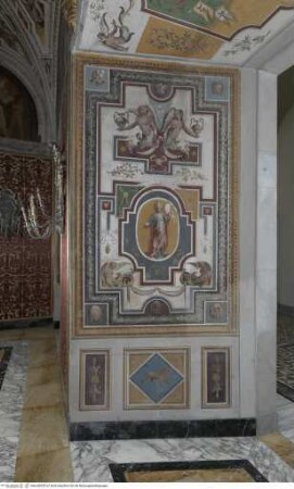 Freskenzyklus mit Personifikationen, Emblemen und Groteskendekorationen, Laibung mit Colonna-Wappen und Groteskendekoration in Ornamentbändern