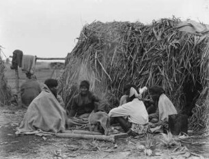Gruppe vor Behausung (Sammlung Richard Wegner 1869/1931)