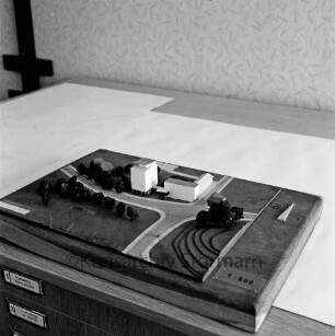 Kreuzung Kurparkallee, Bergstraße, Brunnenstraße, Mewesstraße: Architekturmodell Maßstab 1:500: mit Hochhaus [später Hochhaus "Liebe"]: Präsentation auf Kartenschrank