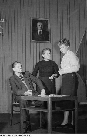 Mitglieder des Dramatischen Zirkels beim Einstudieren einer Szene aus "Verantwortung" von Anna Brodele im FDJ-Bezirksklubhaus auf der Goethestraße
