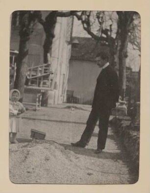 Christiane von Hofmannsthal als Kleinkind mit Hugo von Hofmannsthal im Rodauner Garten