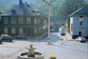 Marktplatz mit Brunnen, alter Apotheke