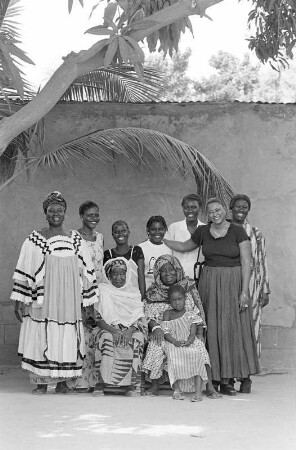 Familienportrait, vordere Reihe: Tunko, Mariama, ihre Schwester mit der kleinen Fatu, Awa Jobarteh, hinter Awa ihre Töchter Agisuna und Romou