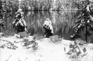 Mummelsee: Gartenmöbel im Schnee