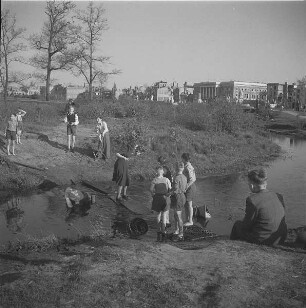 Berlin. Spielende Kinder im Tiergarten, im Hintergrund die italienische Botschaft