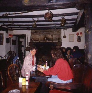 Großbritannien. Cornwall, nahe Bolventor. Historisches Gasthaus "Jamaica Inn" (18. Jh.). Gastraum mit Gaststättenbesuchern