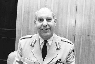 Freiburg im Breisgau: Generalmajor Berthold Graf Schenck von Stauffenberg bei Regierungspräsident Conrad Schroeder und Oberst Manfred Wolf