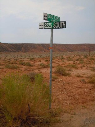 Straßenschild in der Abendsonne : Straßenschild in der Abendsonne, aufgenommen am 17. August 2012 im Capitol Reef Nationlpark bei Notom