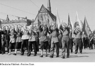 Blick auf Demonstranten, im Hintergrund die Universitätskirche St. Pauli und das Augusteum