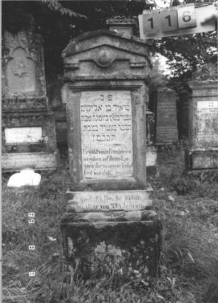 Grabstein 116 (Index: 99800086) Material: Sandstein, Schriftpatte Marmor Zustand: links angeschlagen Maße HxBxT: 136x47x21 cm Beschreibung: Stele, Giebel mit Verdachung, rechteckige Schriftplatte eingelassen, getreppter Sockel: Grabstein 116
