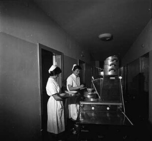 Essensausgabe im Diakonissenkrankenhaus.
