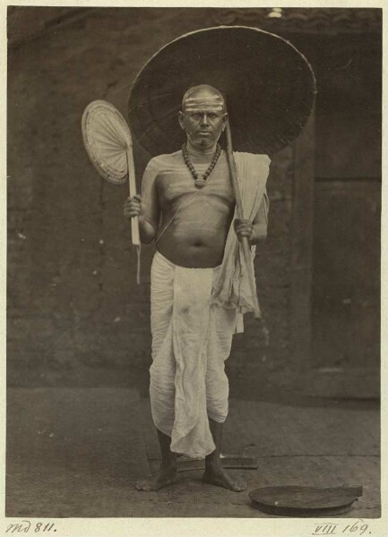 Portrait d'un homme avec un éventail et un parapluie