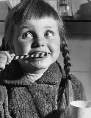 Portrait eines kleinen Mädchens. Sie putzt sich die Zähne. "Mach ich es richtig ?" Werbeaufnahme für die Techniker Krankenkasse (TK)