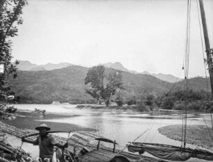 Am Fluss : Ein Boot am Ufer eines Flusses