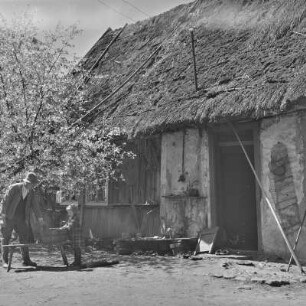 Strohgedecktes Blockhaus in Leipe. : Ze słomu kryta kładźita chěža w Lipjem.