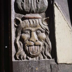 Goslar. Historisches Fachwerkhaus. Portal, linker Türstock.Detail