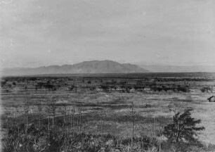 Landschaft : Blick über eine Landschaft. In der Bildmitte erhebt sich ein Berg