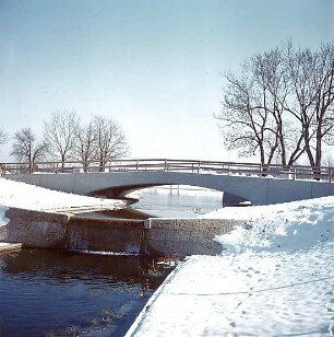 Hansjakob, Gottfried; München, Westpark; IV. Internationale Gartenbau-Ausstellung 1983 (IGA), Mollgelände - IGA Gelände im Winter, kleine Kaskade und Brücke (Westpark Ost)