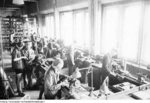 Dresden. Zeiss Ikon Dresden (ab 1955 VEB Zeiss Ikon), zerstörte Produktionsstätte und Wiederaufnahme der Produktion, 1945