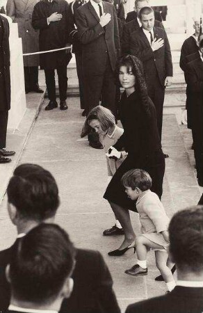 Jackie Kennedy mit ihren Kindern auf den Stufen des Kapitols, Washington, 25. November 1963