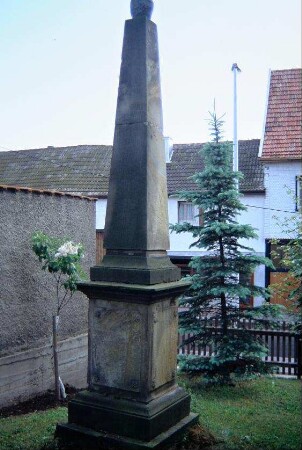 Grabsäule im Kirchhof