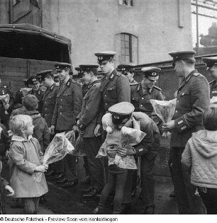 Sowjetische und deutsche Soldaten im SWD (Sachsenwerk?)