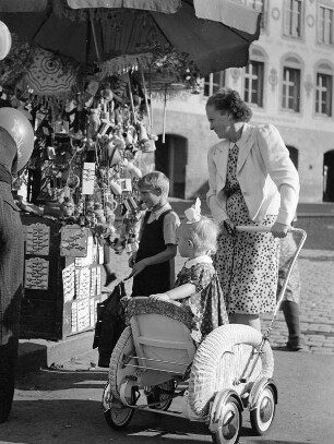 Jahrmarktszene. Ansicht mit Kinderwagen