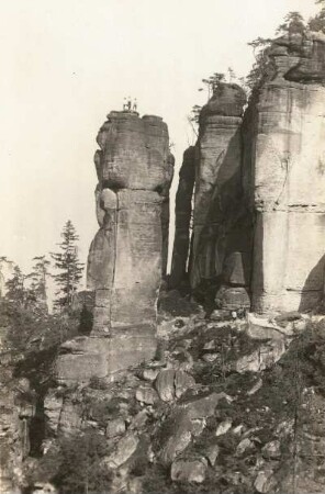 Sächsische Schweiz, Affensteine. Friensteinwächter (Raubschloßwächter). Seilschaft am Alten Weg (VIIc)