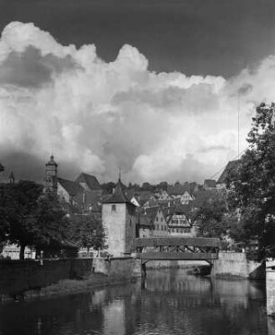 Wolkenbilder. Schwäbisch Hall. Ortsteilansicht mit Sulfer Tor über die Kocher