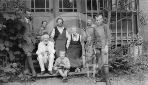 Personengruppe vor dem Pastorat Neu-Autz