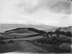 Landschaft : Blick über Felder am Fuße des Allvatergebirges