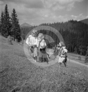 Kinder vor Bergpanorama in Polen