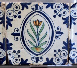 Fliese mit Blume in der Mandorla