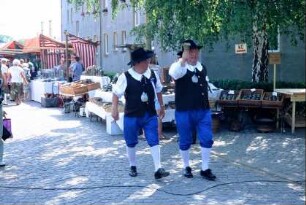 Bürgeler Töpfermarkt: Ausrufer in historischer Tracht mit umgehängten Keramikgefäßen für Schnaps oder Schnupftabak