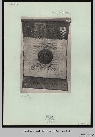 Fahne mit fünf Wappen