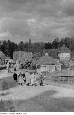Besucher des Moritzburger Schlosses, Blick auf das Schloßgäßchen