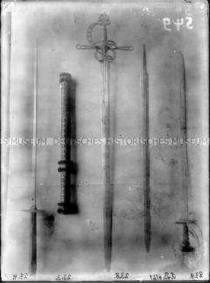 Hieb- und Stichwaffen (4) und ein Feldwaibelstab