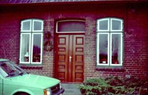 Sehmsdorf: Dorfstraße 2: traufständiges Bauernhaus: rückwärtige Traufseite: Teilansicht: Eingangstür mit Oberlicht, beiderseits Fenster